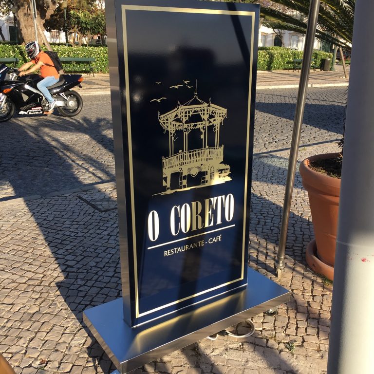 Totem expositor restaurante em faro