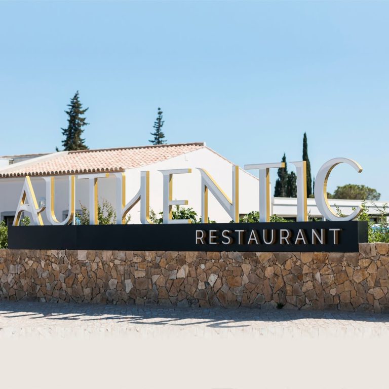 reclame luminoso entrada authentic restaurant