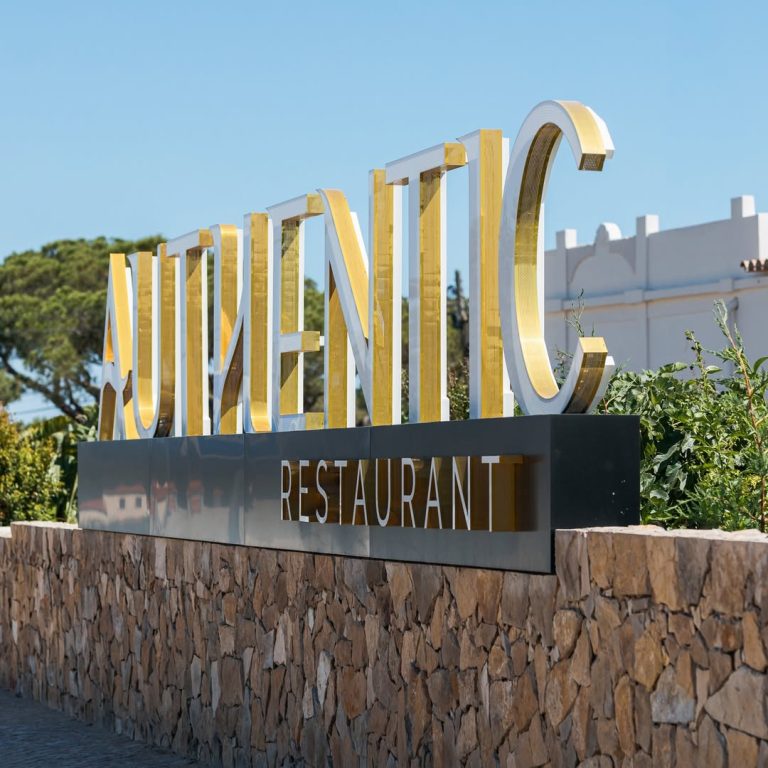 reclame luminoso entrada authentic restaurant