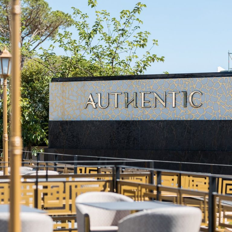 reclame luminoso parede authentic restaurant