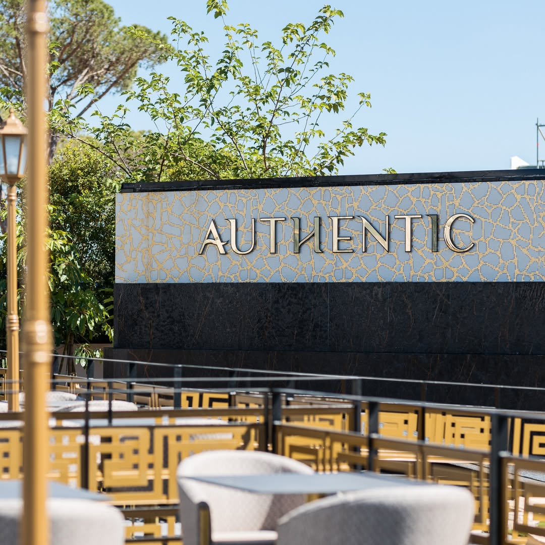 reclame luminoso parede authentic restaurant