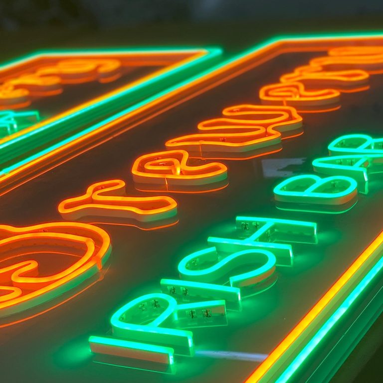 letras em neon irishbar