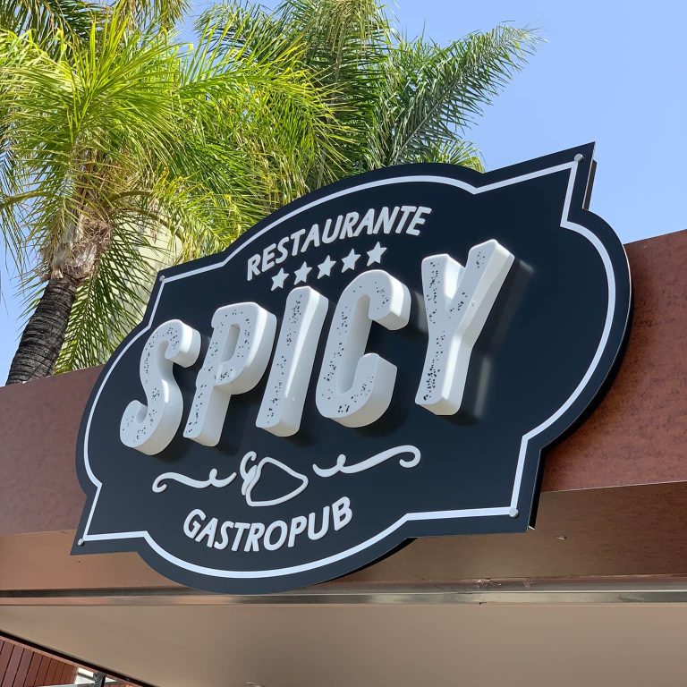 reclame luminoso para spicy restaurant